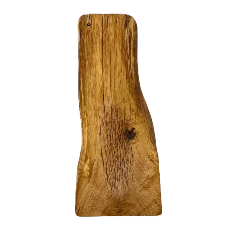 Tagliere artigianale di grande dimensione in legno massello lavorato a mano, con foro per appenderlo, ideale per servire salumi, formaggi e antipasti.