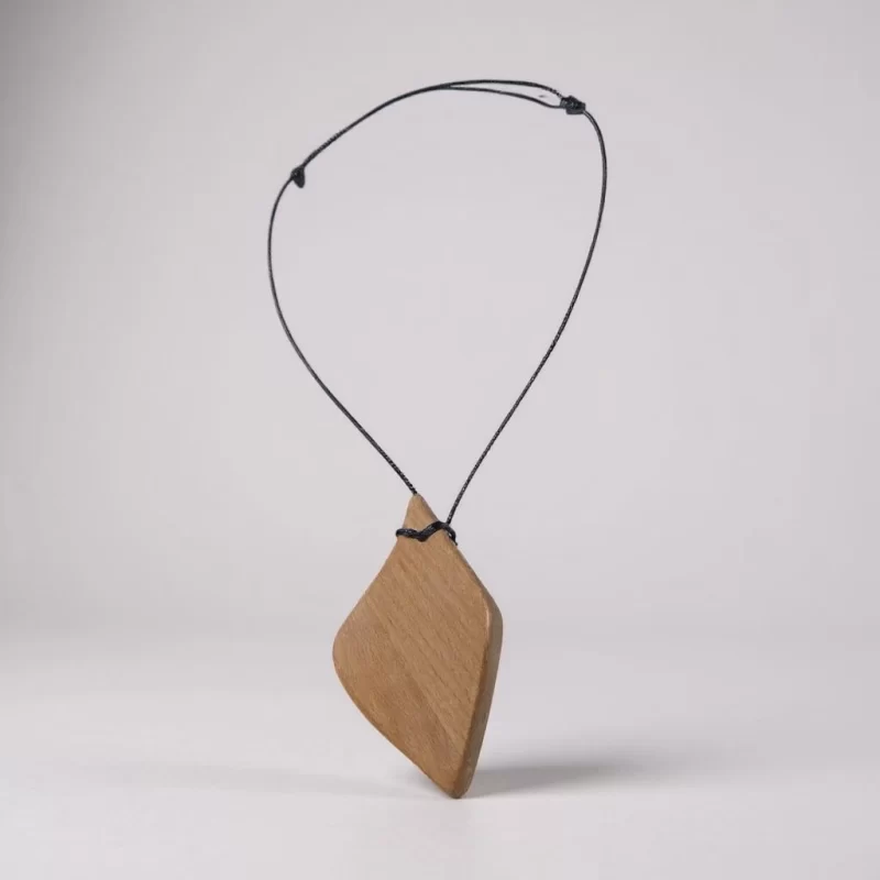 Collana con ciondolo in legno artigianale
