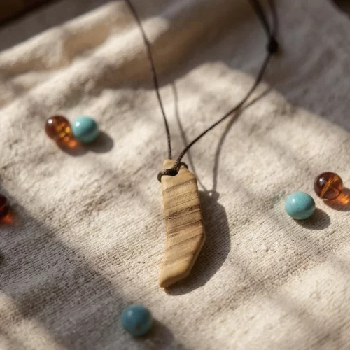 Collana con ciondolo in legno artigianale