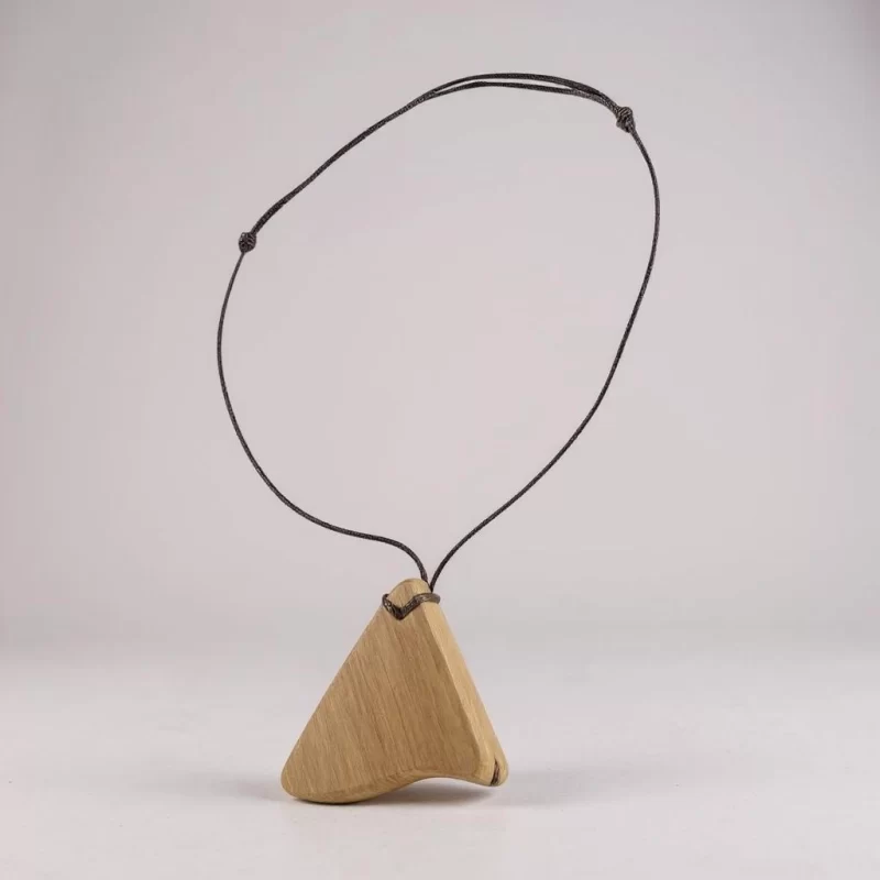 Collana con ciondolo in legno artigianale