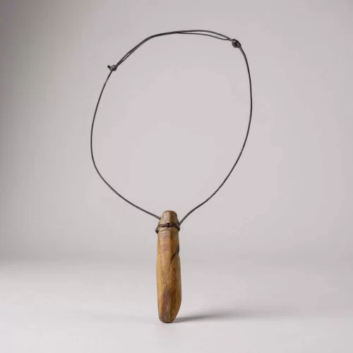Collana con ciondolo in legno artigianale