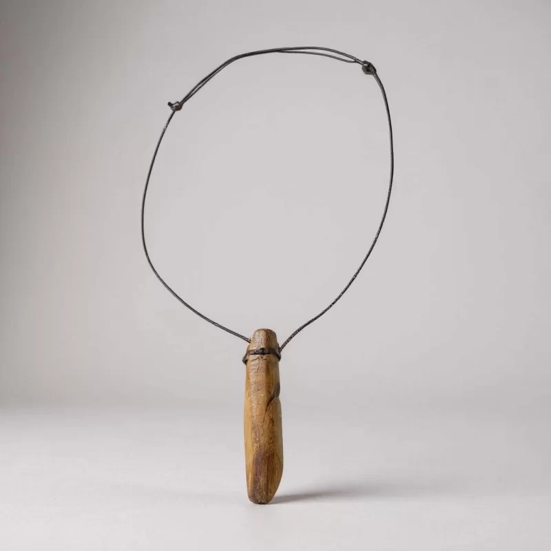 Collana con ciondolo in legno artigianale