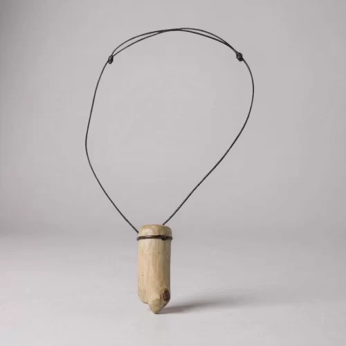 Collana con ciondolo in legno artigianale