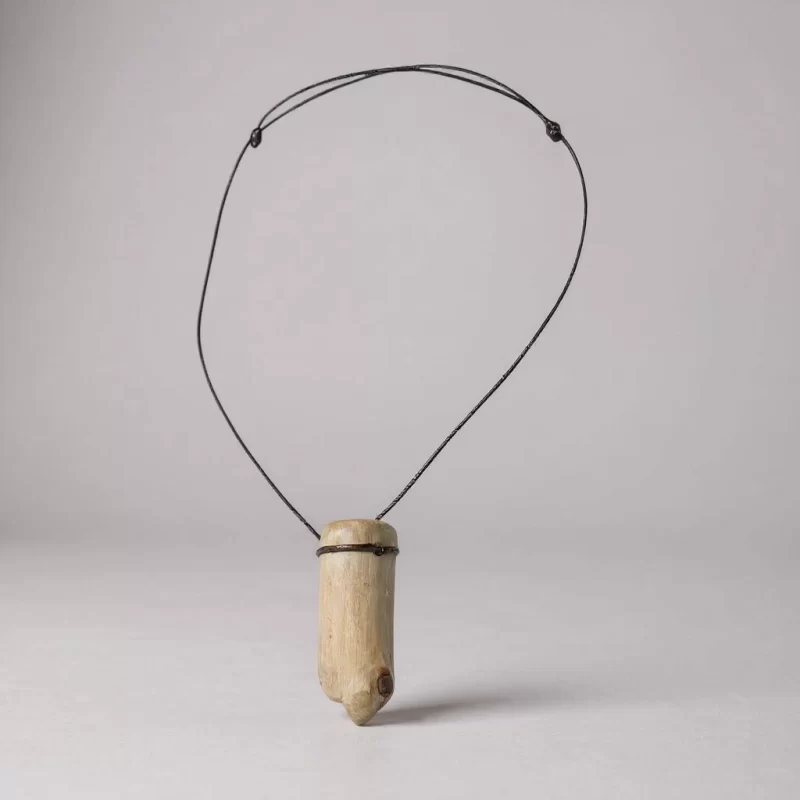 Collana con ciondolo in legno artigianale
