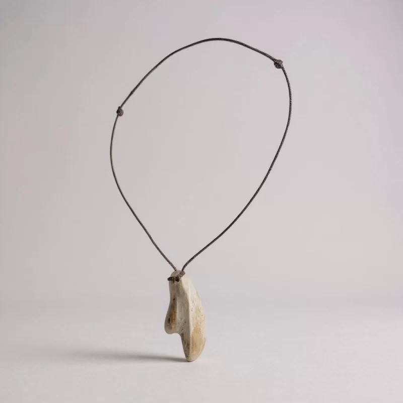 Collana con ciondolo in legno artigianale