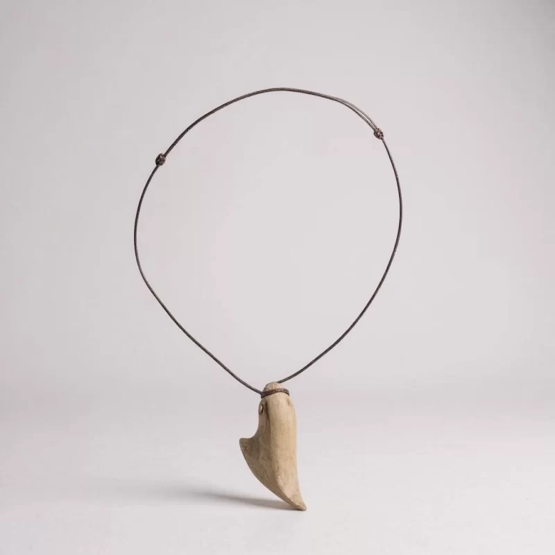 Collana con ciondolo in legno artigianale