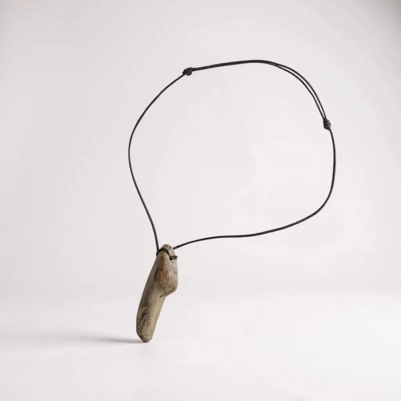 Collana con ciondolo in legno artigianale
