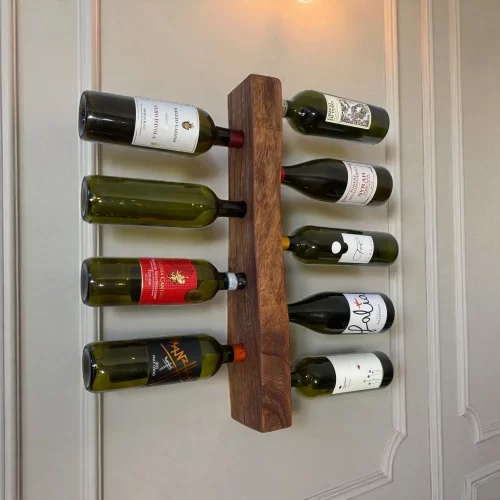 Portabottiglie in legno massello di olmo, forma irregolare con bordo irregolare, alto e stretto con fori laterali per nove bottiglie di vino.