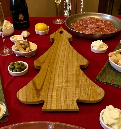 Tagliere in legno artigianale a forma di albero di Natale, ideale come accessorio da cucina e decorazione natalizia.