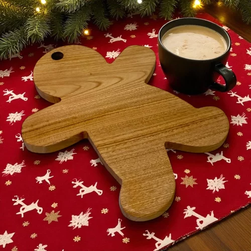 Tagliere in legno artigianale a forma di omino pan di zenzero, ideale come accessorio da cucina e decorazione natalizia.