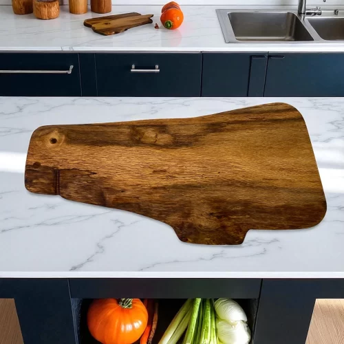 Tagliere artigianale irregolare in legno massello di quercia, lungo e largo ideale in cucina per affettare o esposto sul piano come elemento d'arredo.