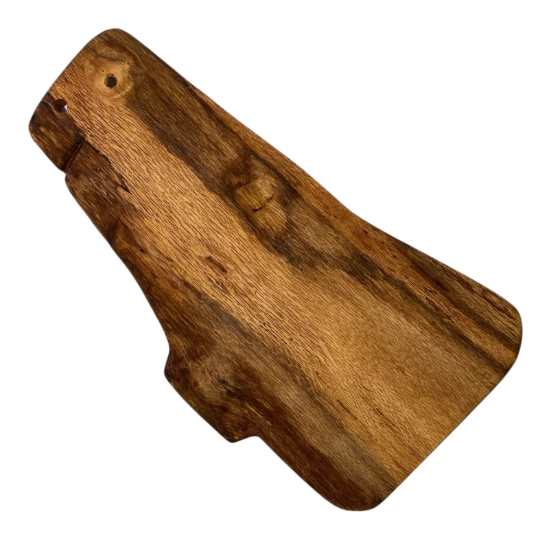 Tagliere artigianale irregolare in legno massello di quercia, lungo e largo con foro per appenderlo.