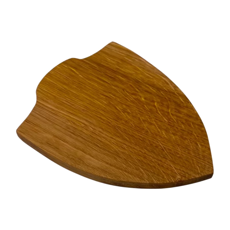 Tagliere a forma di scudo romano, in legno massello di quercia, ideale per rievocazioni storiche, feste a tema e banchetti.