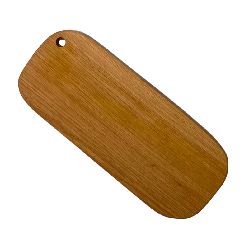 Tagliere artigianale forma rettangolare con angoli arrotondati, bordi irregolari, in legno massello di quercia, con foro per appenderlo.