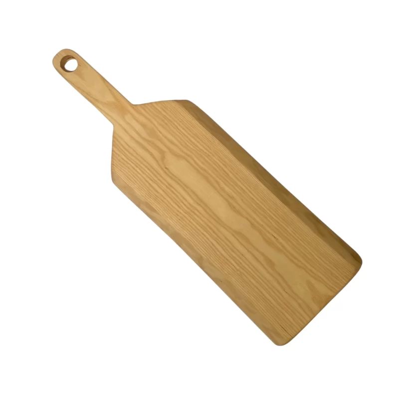 Tagliere artigianale forma irregolare con manico in legno massello di frassino, lungo e stretto con foro sul manico per appenderlo.