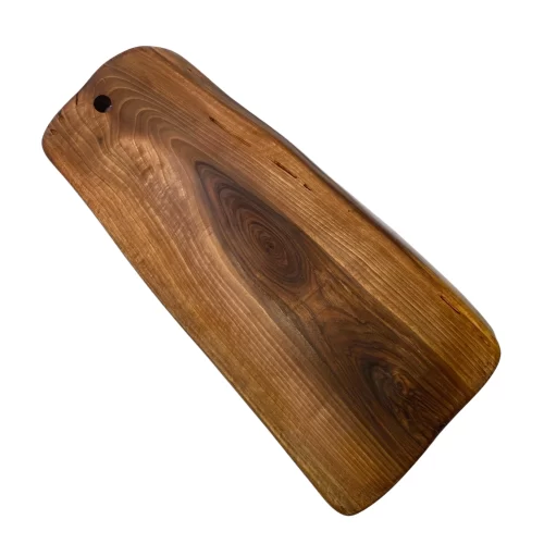 Tagliere irregolare in legno massello con foro per appenderlo, ideale per servire e tagliare alimenti in cucina.