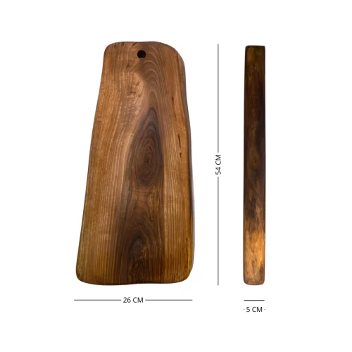 Tagliere irregolare in legno massello con foro per appenderlo, ideale per servire e tagliare alimenti in cucina.