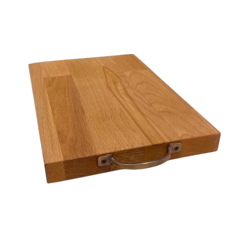 Tagliere artigianale in legno di faggio lamellare con maniglia in ferro sul bordo, stile rustico e moderno