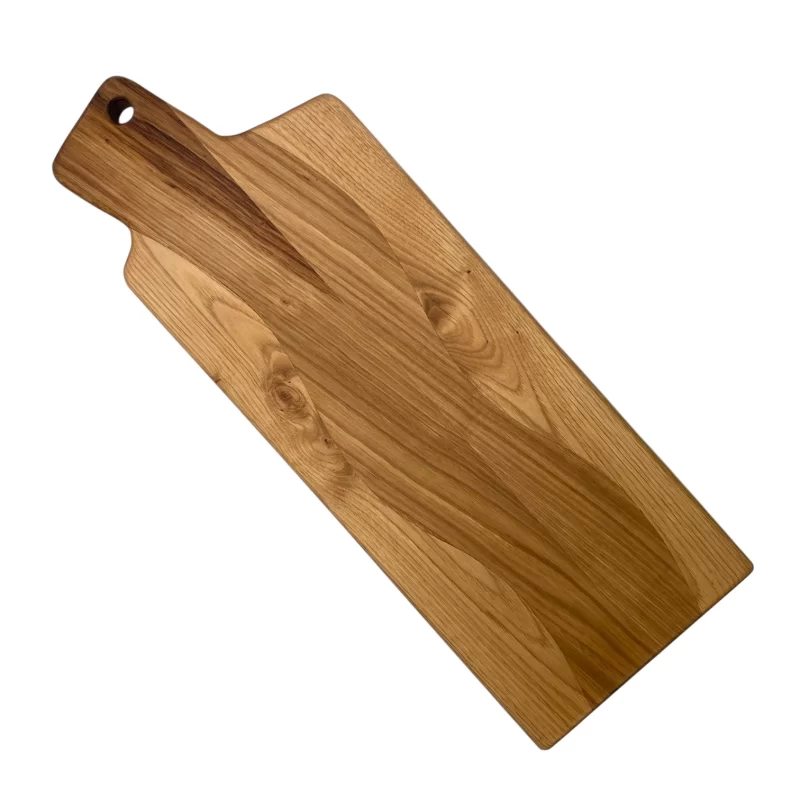 Tagliere artigianale rettangolare con manico in legno massello levigato a mano con foro per appenderlo, ideale per servire aperitivi e tagliare alimenti.