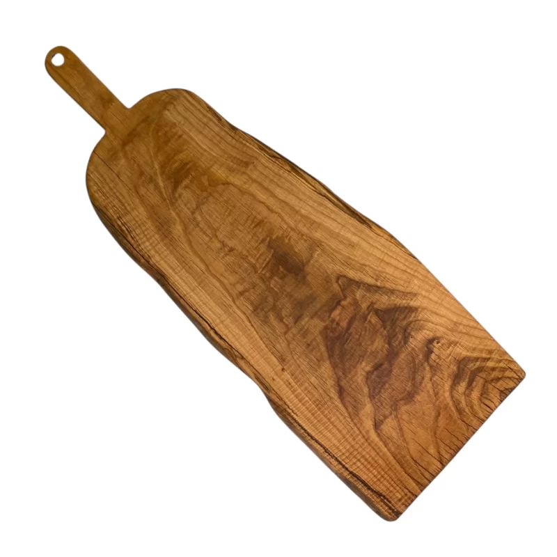 Tagliere artigianale di grande dimensione in legno massello lavorato a mano, con foro per appenderlo, ideale per servire salumi, formaggi e antipasti.