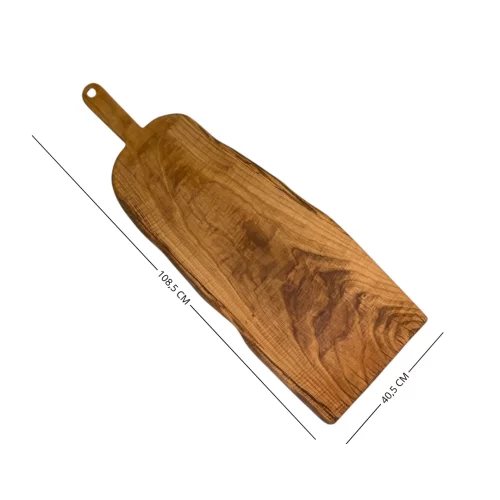 Tagliere artigianale di grande dimensione in legno massello lavorato a mano, con foro per appenderlo, ideale per servire salumi, formaggi e antipasti.