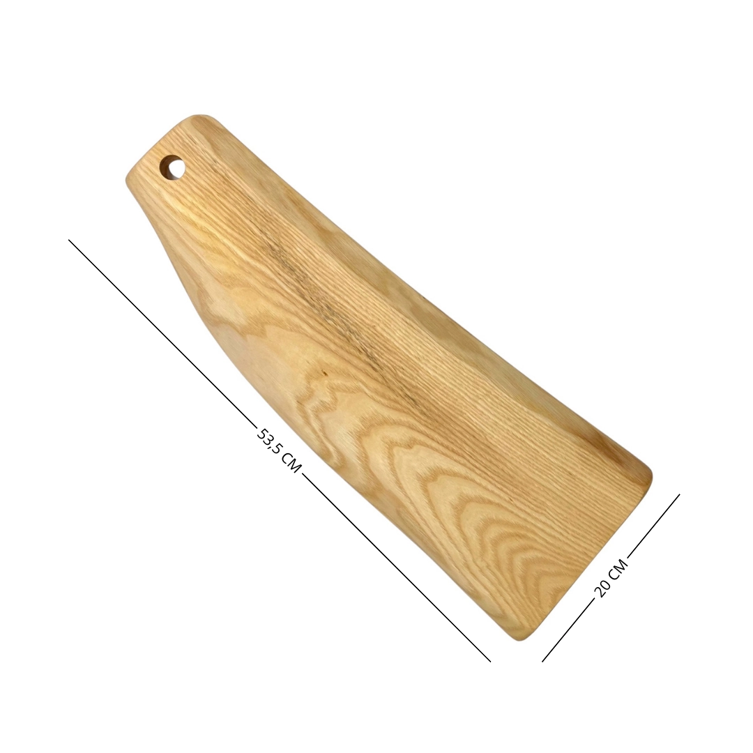 Tagliere artigianale in legno massello di frassino con forma irregolare naturale e venature chiare