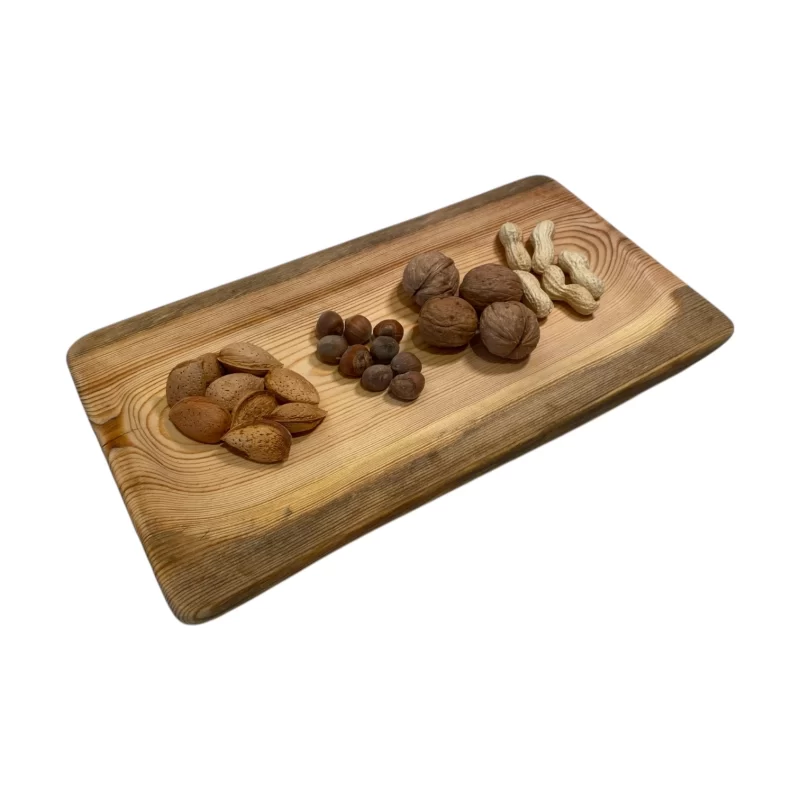 Vassoio artigianale in legno rettangolare con frutta secca, noci e nocciole su superficie naturale