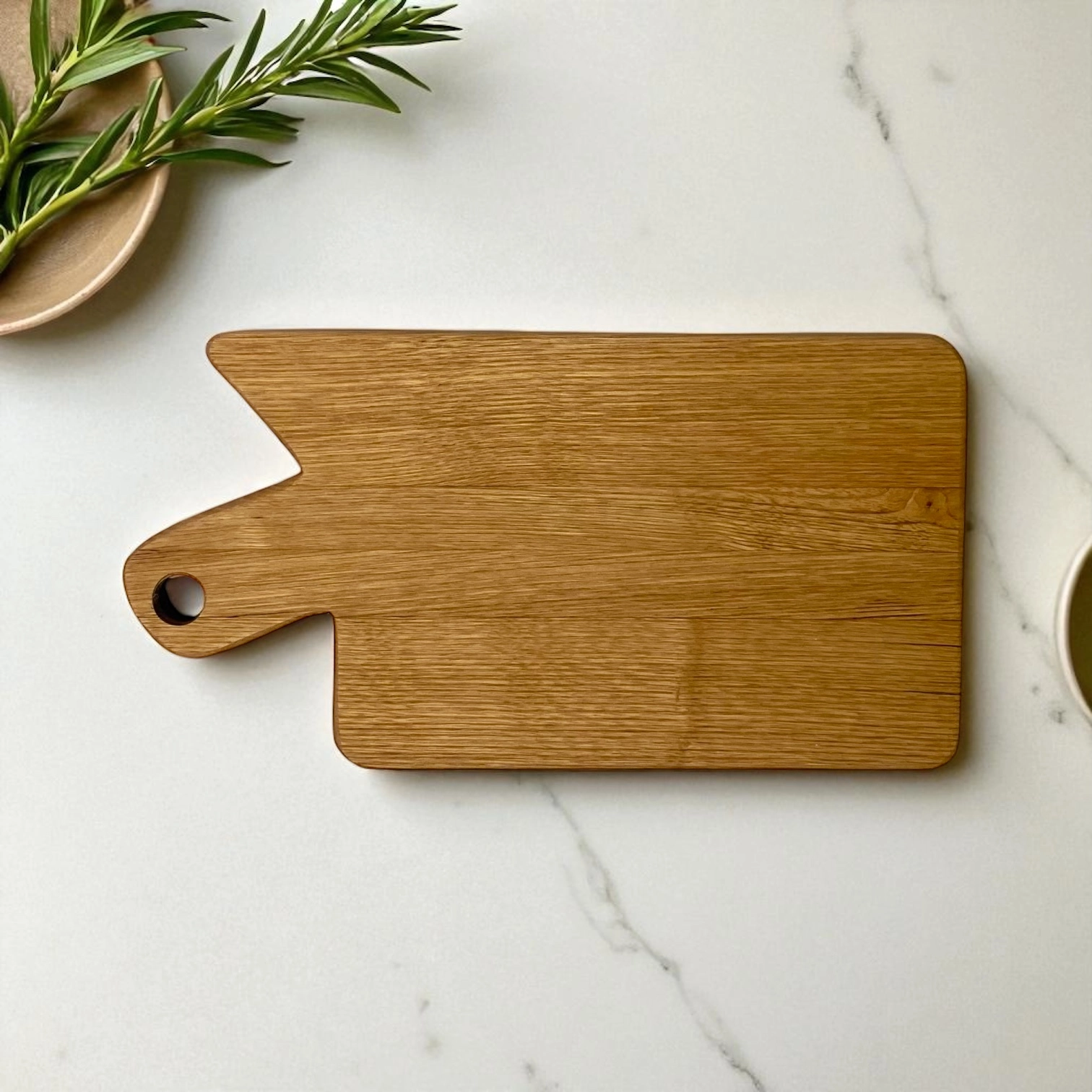 Tagliere artigianale in legno massello di castagno con manico, finitura naturale e venature calde