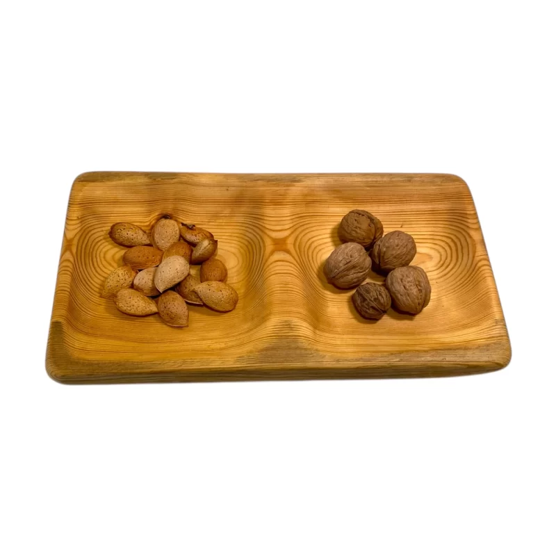 Vassoio artigianale in legno rettangolare con frutta secca, noci e nocciole su superficie naturale