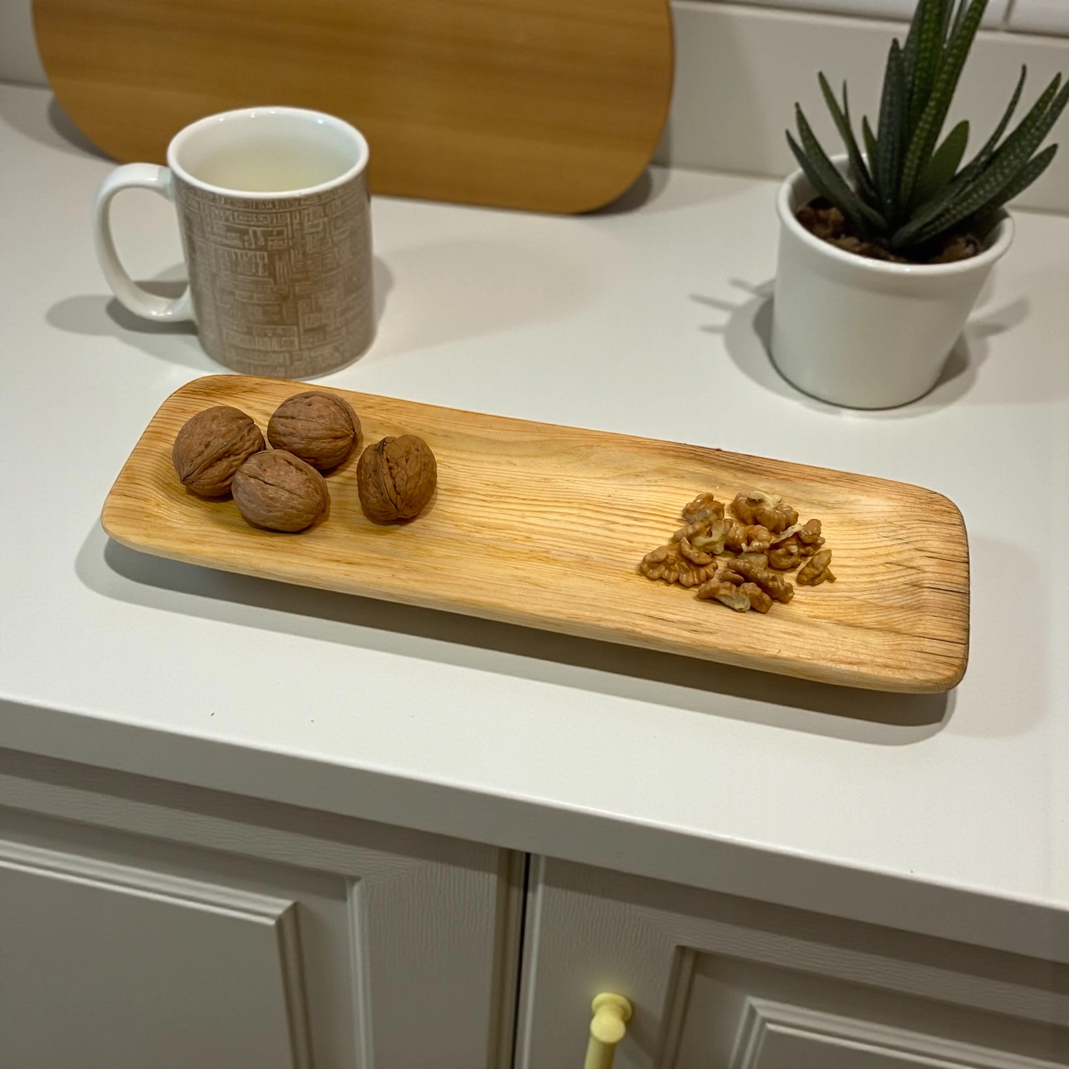 Vassoio artigianale in legno rettangolare con noci e gherigli per servire aperitivi o snack