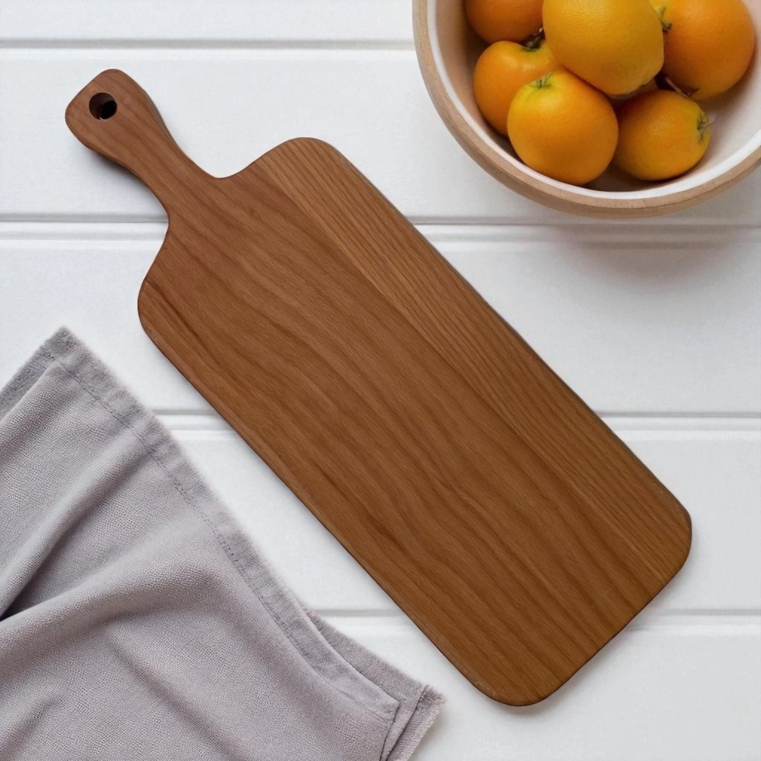 Tagliere artigianale in legno massello di faggio con manico, finitura naturale e design elegante