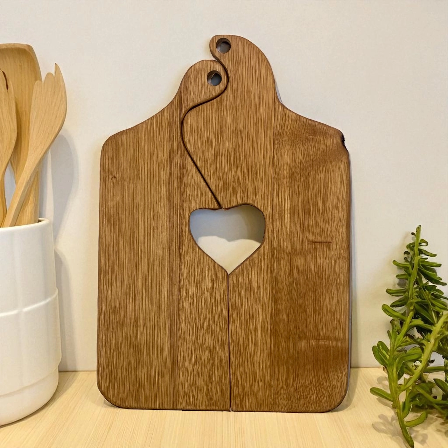 Coppia di taglieri in legno massello di castagno con foro a cuore centrale, artigianato italiano naturale