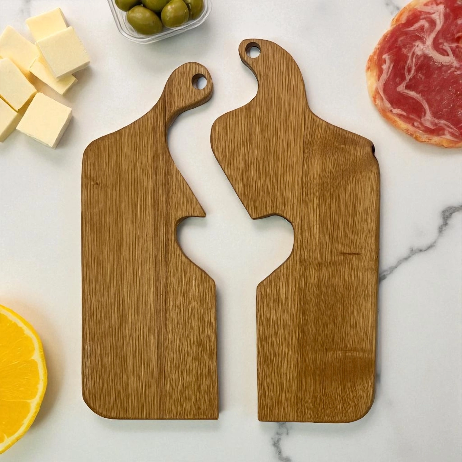 Coppia di taglieri in legno massello di castagno con foro a cuore centrale, artigianato italiano naturale