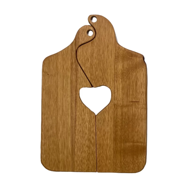 Coppia di taglieri in legno massello di castagno con foro a cuore centrale, artigianato italiano naturale