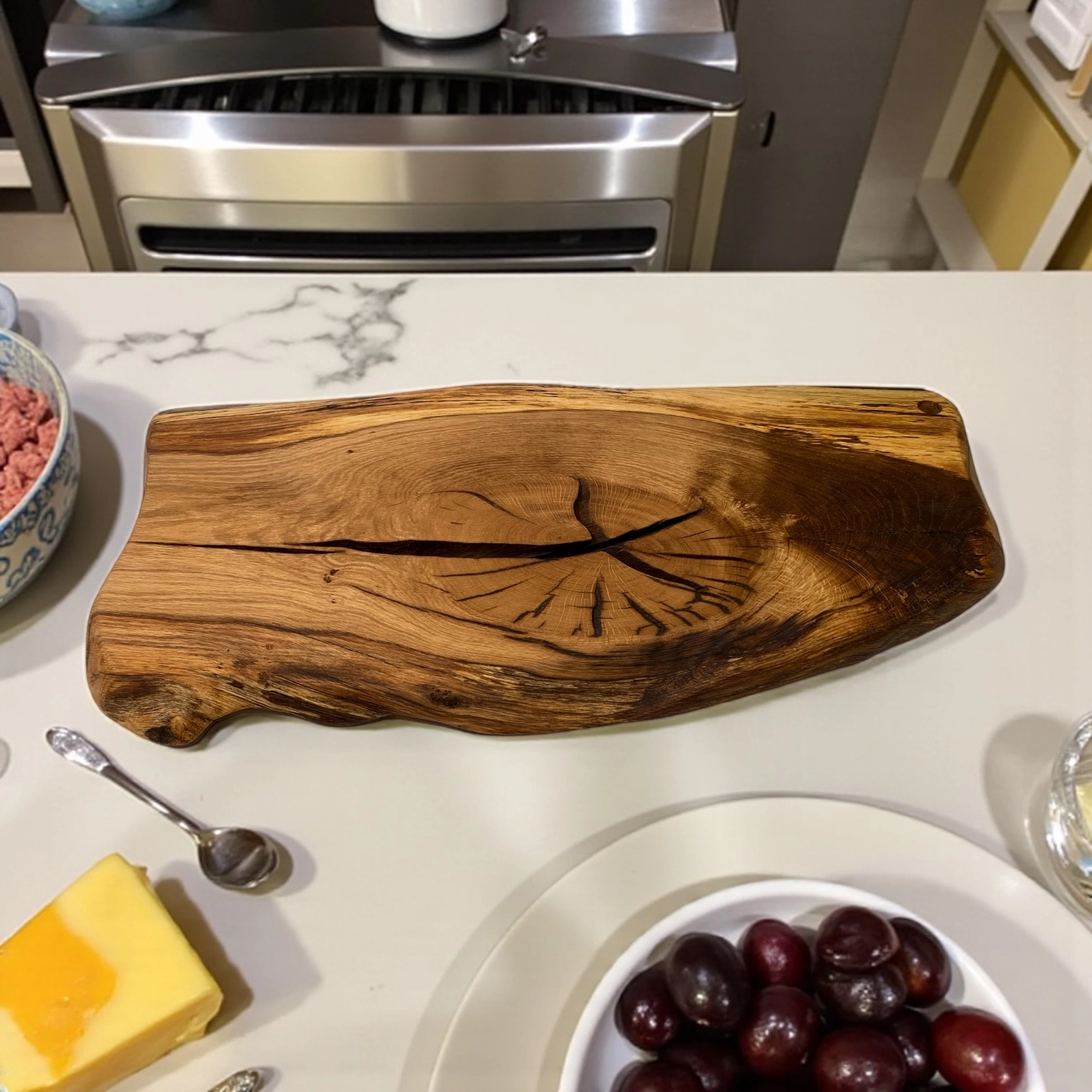 Tagliere artigianale in legno massello di quercia con forma irregolare naturale e finitura ad olio