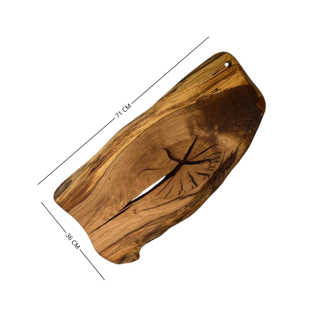 Tagliere artigianale in legno massello di quercia con forma irregolare naturale e finitura ad olio