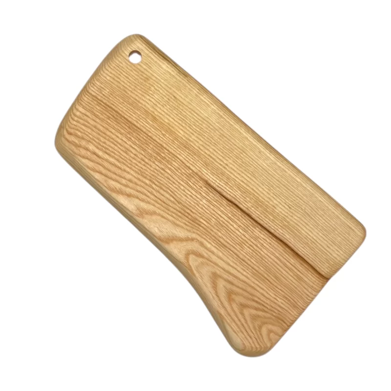 Tagliere artigianale in legno massello di frassino con forma irregolare naturale e venature chiare