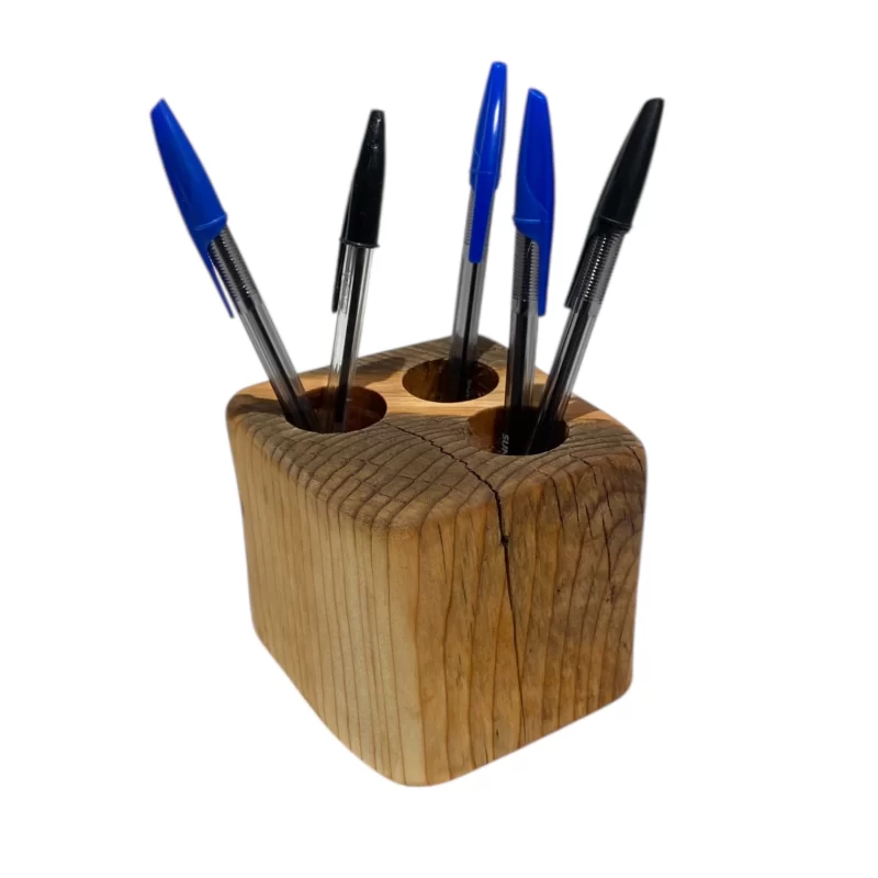 Porta penne artigianale in legno massello naturale con forma irregolare e venature a vista