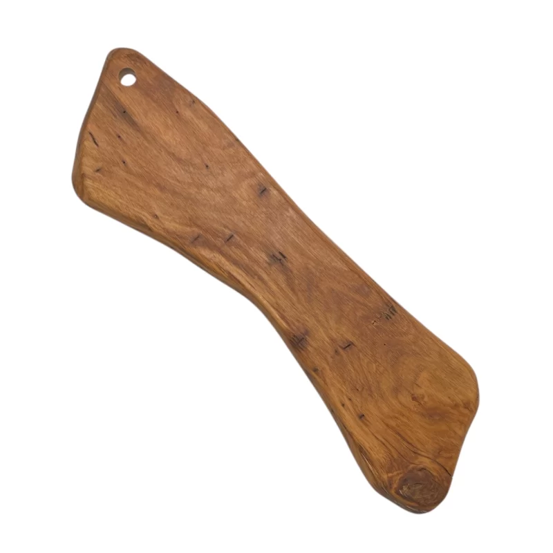 Tagliere artigianale di grande dimensione in legno massello lavorato a mano, con foro per appenderlo, ideale per servire salumi, formaggi e antipasti.