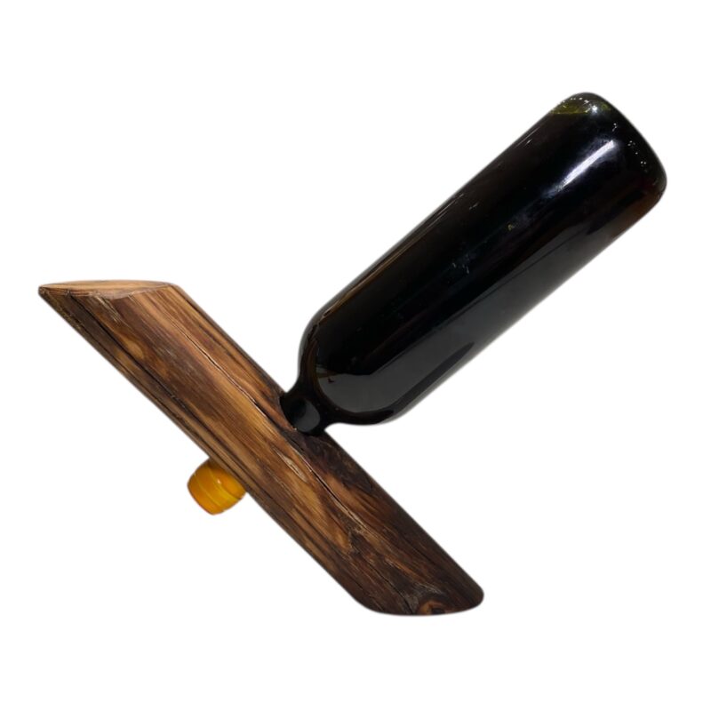 Porta bottiglie in equilibrio in legno massello naturale dalla forma irregolare con bottiglia di vino