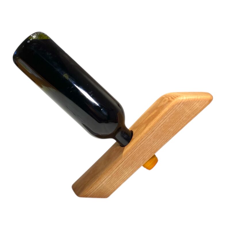 Porta bottiglie in equilibrio in legno di frassino dal design moderno con bottiglia di vino