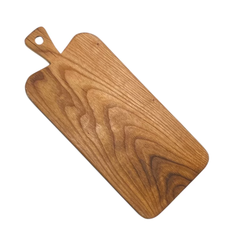 Tagliere artigianale in legno massello di castagno con manico, finitura naturale e venature eleganti