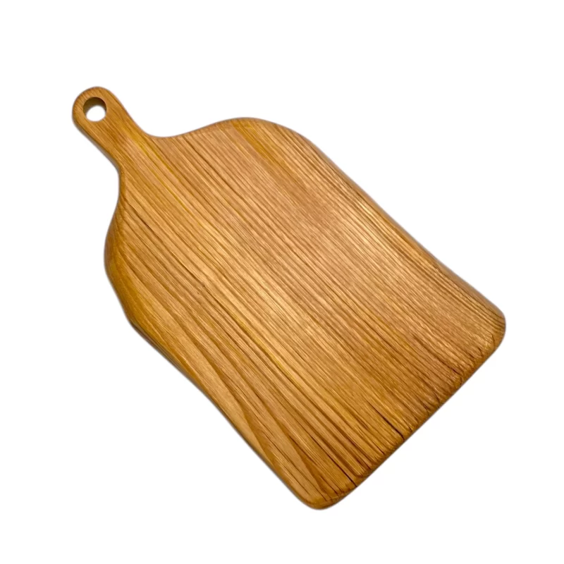 Tagliere artigianale in legno massello di castagno con manico, finitura naturale e venature eleganti