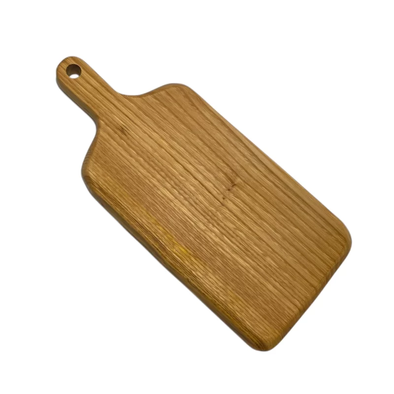 Tagliere artigianale in legno massello di castagno con manico, finitura naturale e venature eleganti