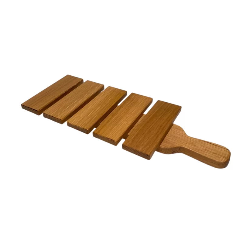 Tagliere porta salumi e affettati in legno massello di quercia con manico per servire.