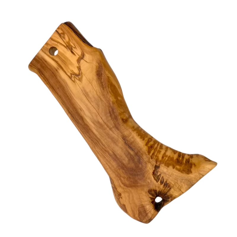 Tagliere in legno massello di ulivo dalla forma irregolare con foro per appendere.