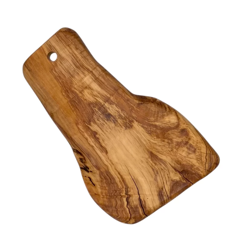 Tagliere in legno massello di ulivo dalla forma irregolare con foro per appendere.