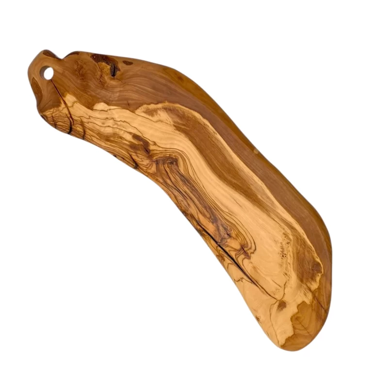 Tagliere in legno massello di ulivo dalla forma irregolare con foro per appendere.