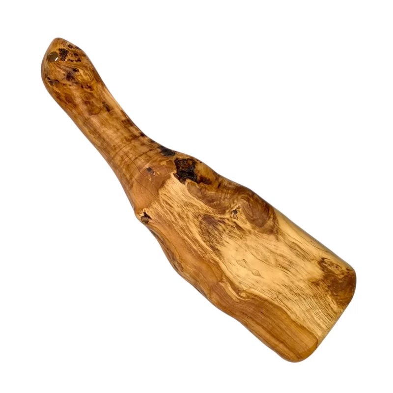 Tagliere in legno massello di ulivo dalla forma irregolare con foro per appendere.