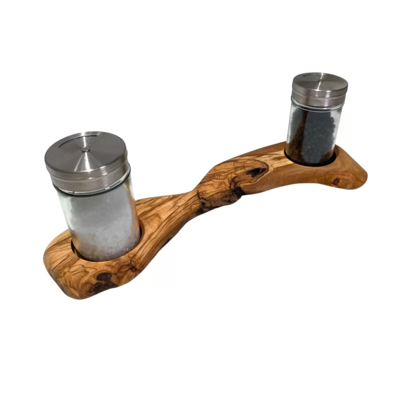 Porta sale e pepe in legno massello di ulivo con base dalla forma irregolare naturale e contenitori in vetro con tappo in acciaio.